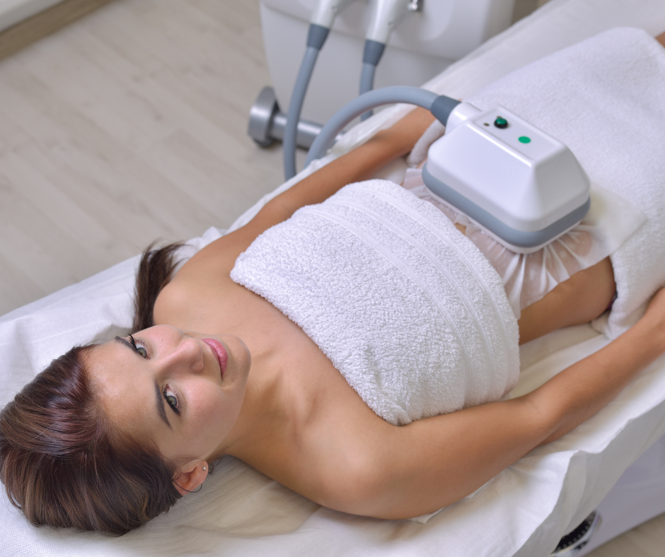 Femme allongée recevant un soin de cryolipolyse sur l’abdomen pour réduire les amas graisseux localisés et affiner la silhouette.